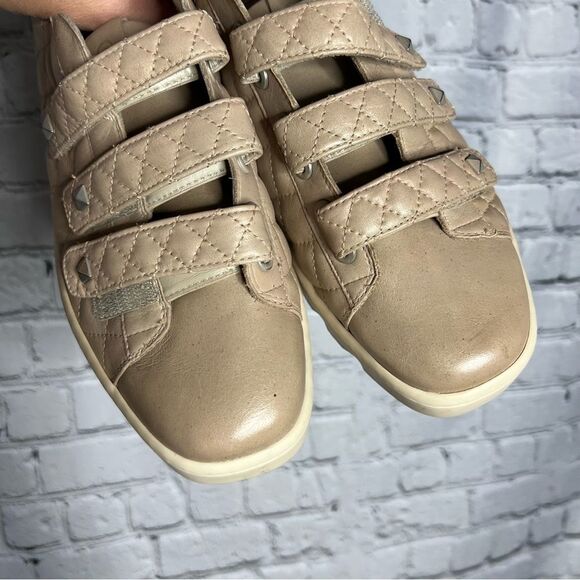 NEW Bernardo taupe quilted leather chunky sole sneakers size 9M - Picture 2 of 10